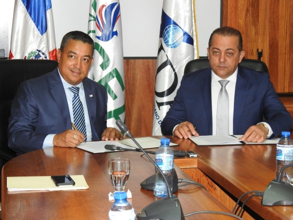Los directores del IDAC y del CEA, Alejandro Herrera y Luis Miguel Piccirillo durante la firma del acuerdo de adhesión.