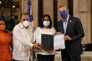 Presidente Abinader encabeza entrega de títulos de propiedad a través de Bienes Nacionales y el INVI.