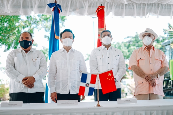 CEA recibe una cosechadora de caña, donada por el gobierno de la República Popular China, vía Ministerio de Agricultura.